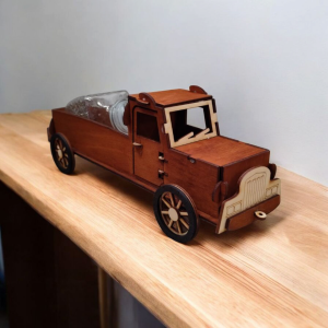 Autoständer aus Holz mit Flasche