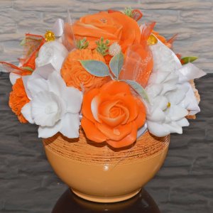 Seifenstrauß im Keramiktopf - orange, weiß