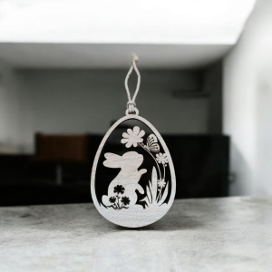 Holzei mit einem Kaninchen