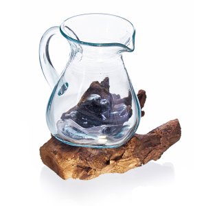 Geschmolzenes Glas auf Holz - Karaffe
