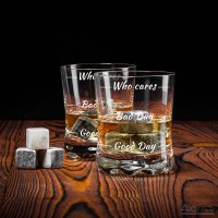 Froster Whisky-Liebhaber-Set mit kühlen Würfeln und Aufschrift auf den Gläsern