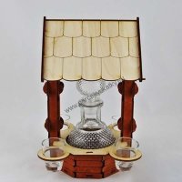 Holzbrunnen mit Flasche