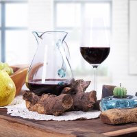 Geschmolzenes Glas auf Holz - Karaffe
