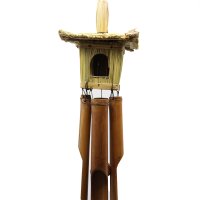 Quadratisches Vogelhaus aus Seegras mit Windspiel 49 x 15 cm