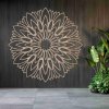 Hölzernes Mandala an der Wand - Blume