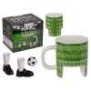 fußballtasse mit Schuhen und Ball